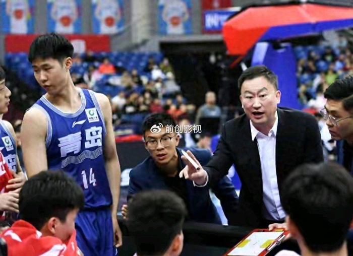 竞彩推荐-青岛男篮憋大招！2米16防守铁闸空降，刘维伟这招棋妙在哪儿？|米奇|克劳福德|贾马尔-克劳福德|广州队|青岛队_新浪体育_新浪新闻