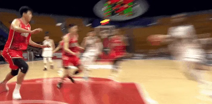 竞彩投注热度-内线防守支柱！克里斯带球突破上篮，徐昕直接大帽扇飞出界